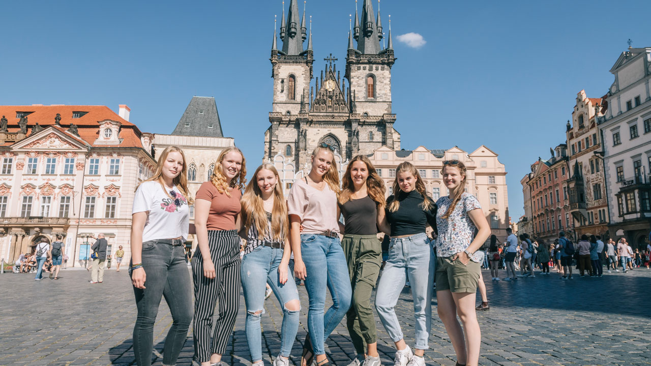 Schülerinnen in der Altstadt von Prag