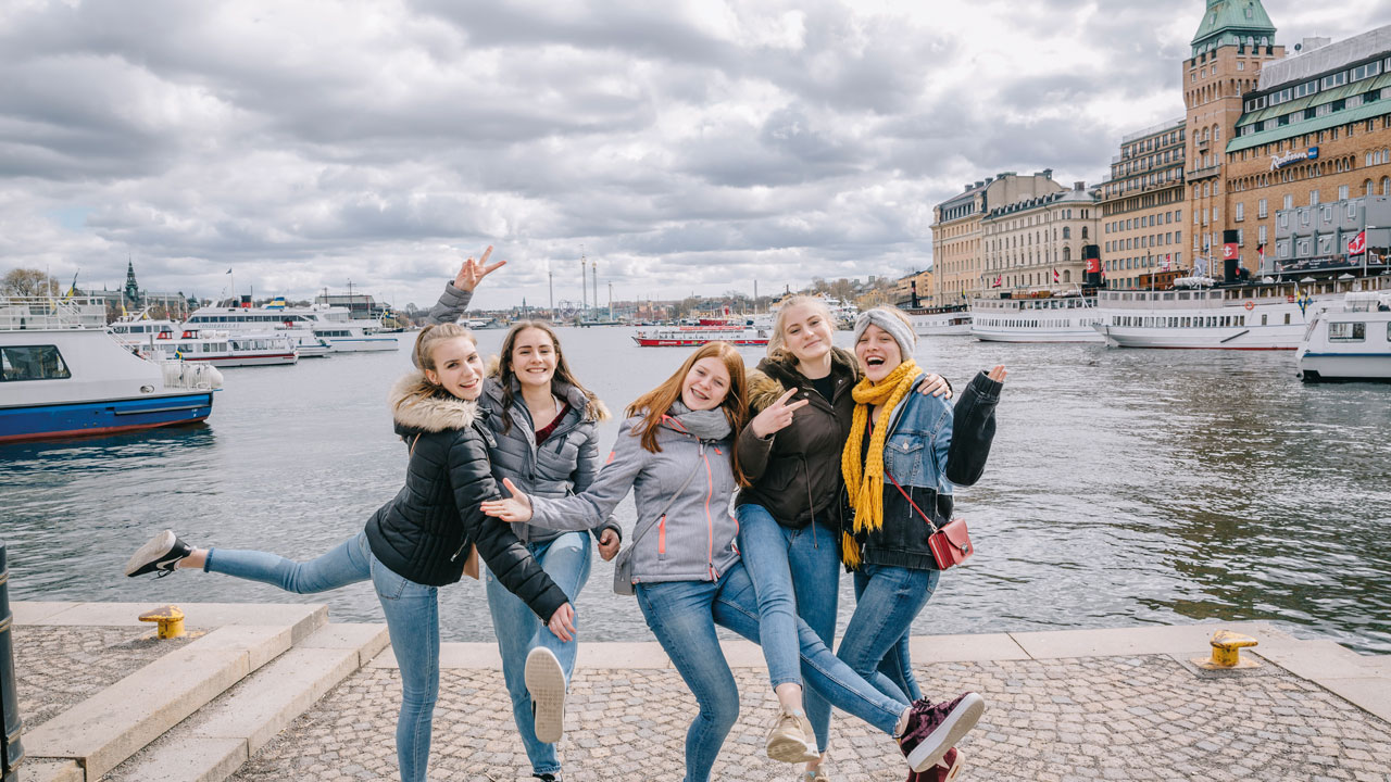 Schülerinnen am Hafen in Stockholm