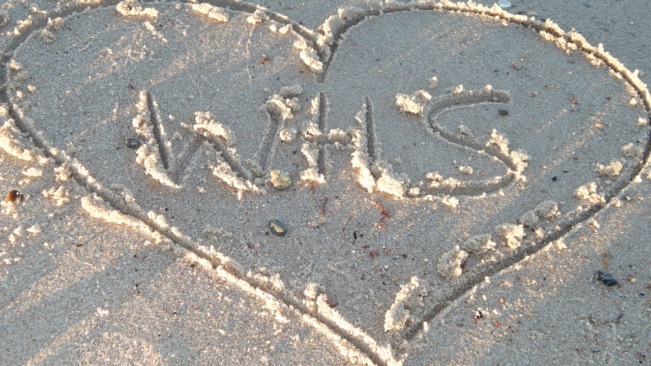 WHS als Abkürzung für "Weissenhaeuser Strand", in ein Herz, in den Sand gemalt