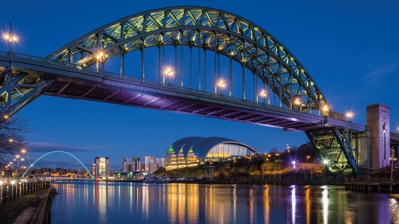Brücke über Fluss Tyne in Newcastle bei Nacht