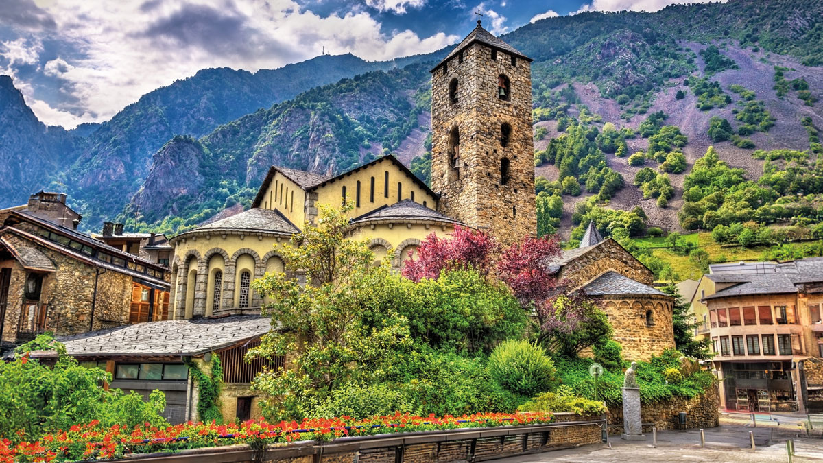 Kirche auf dem Dorfplatz