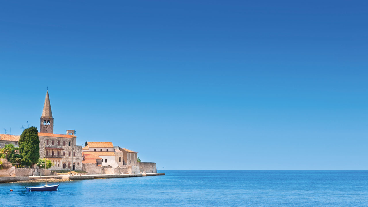 Porec in Istrien mit blauem Meer
