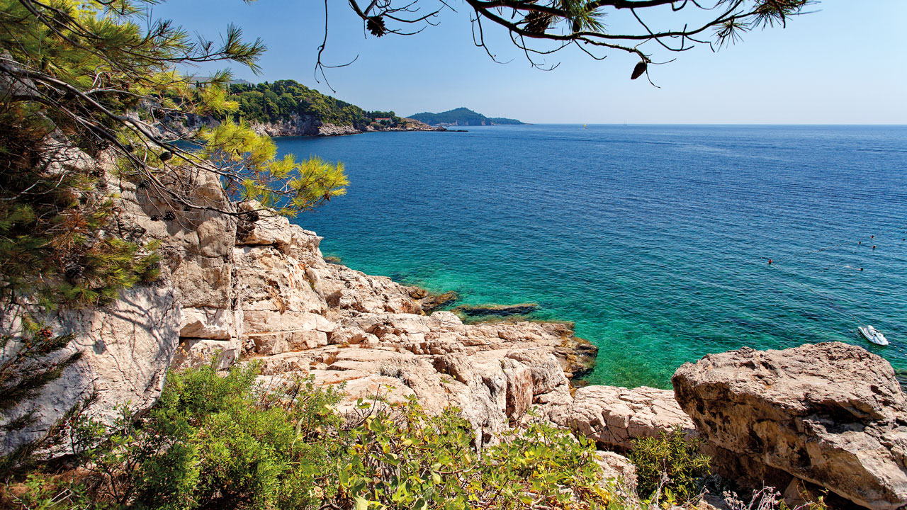 Makarska Steinküste blaues Wasser